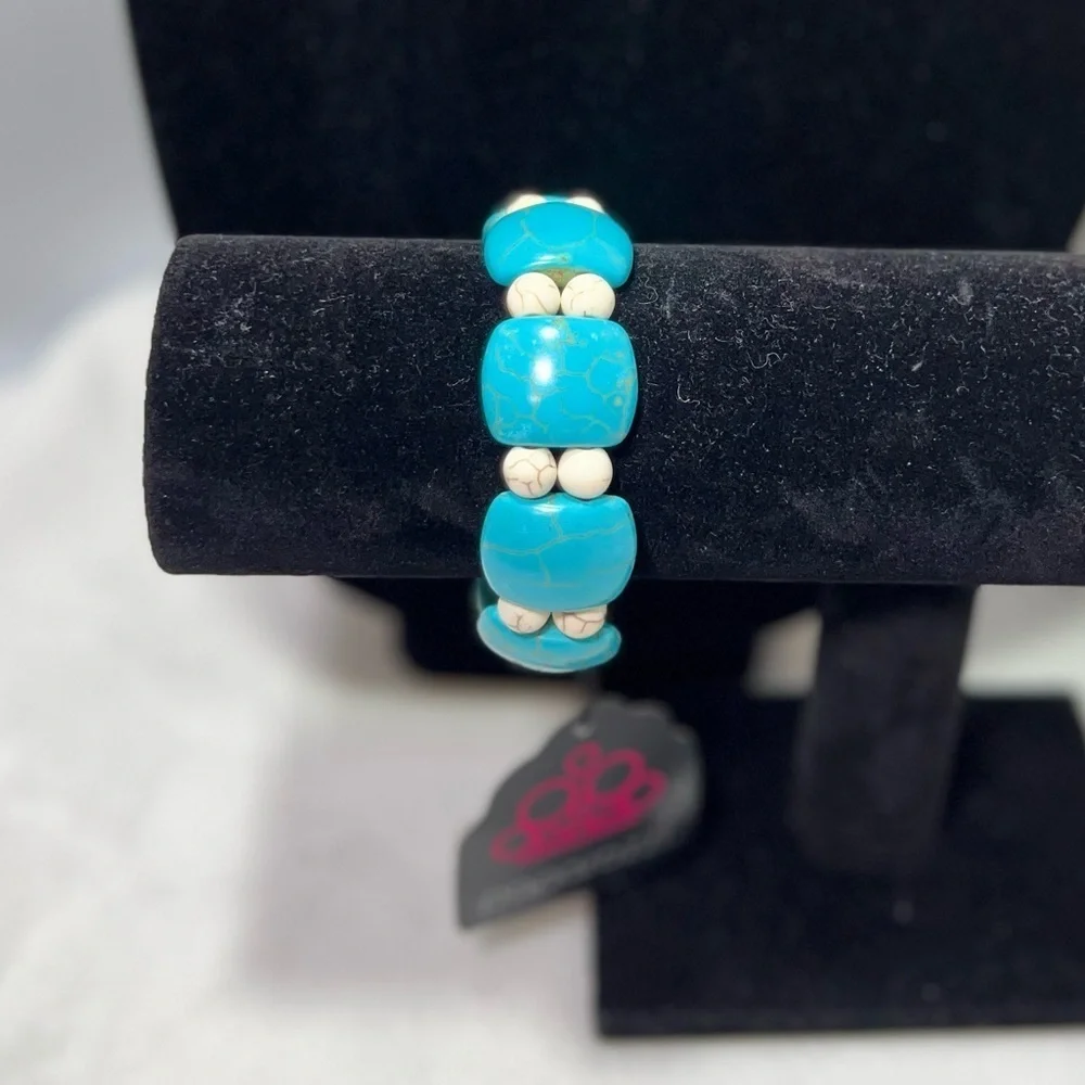 Paparazzi’s NWT Faux Turquoise and Cream Beaded Slip-On Band Bracelet